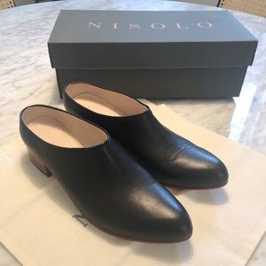 Nisolo Sofia Clog in Noir